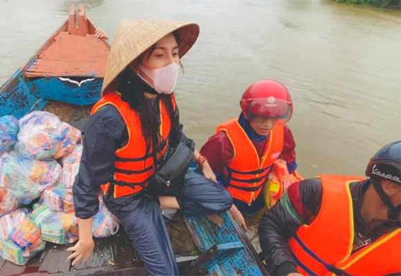 Nữ ca sĩ không ngại dầm mưa, lội nước để trực tiếp đến từng vùng giúp đỡ người dân