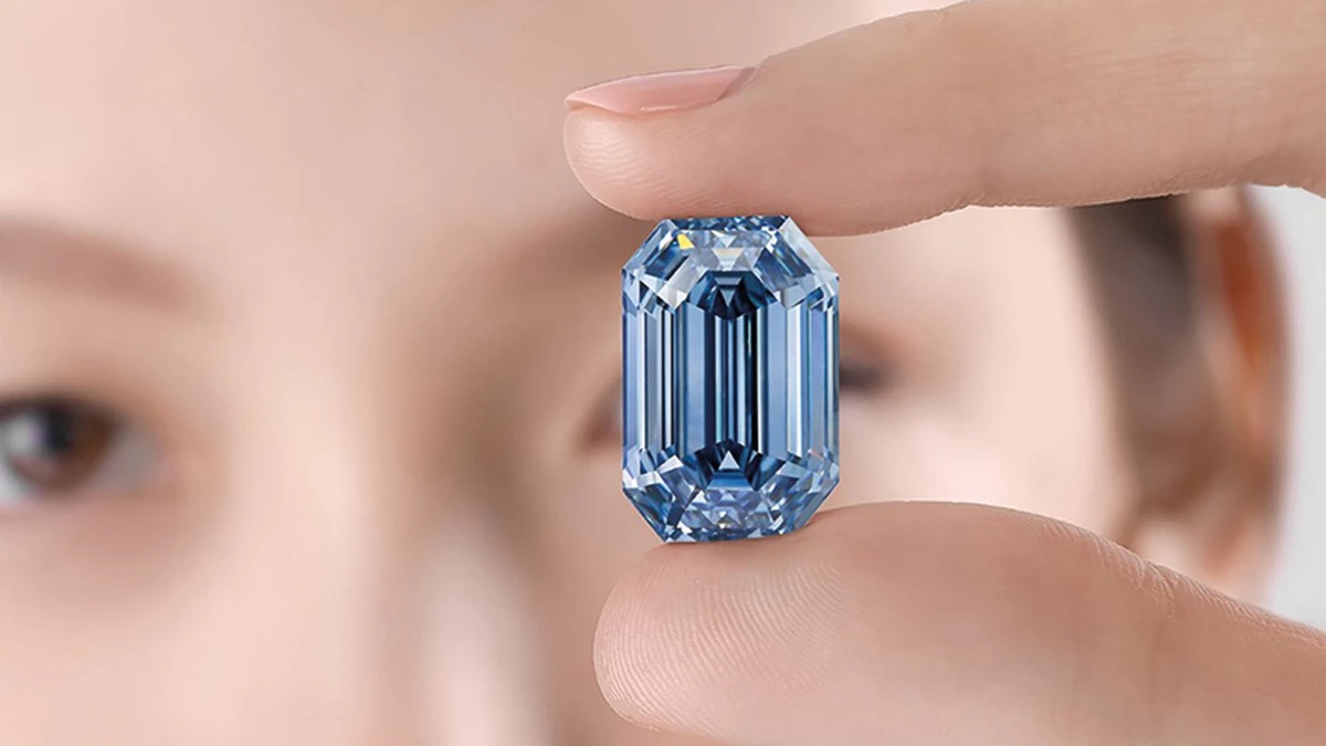 Viên kim cương De Beers Blue đắt vì độ cắt hoàn hảo bên trong do Viện Đá quý Mỹ (GIA) thẩm định.  (Ảnh: Sotheby’s)